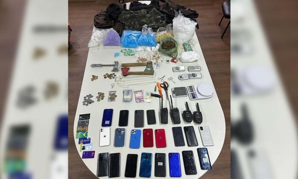 Na noite de terça (21), policiais militares do Comando de Operações de Inteligência (Coint), prenderam um homem com 20 celulares