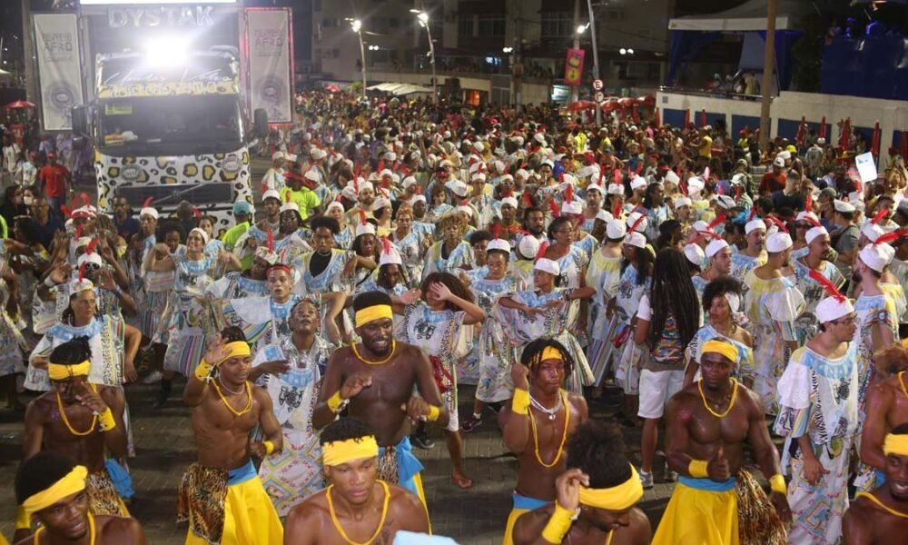 Em mais um desfile na folia da capital baiana com apoio do Governo do Estado, por meio do Carnaval Ouro Negro, o Cortejo Afro encantou