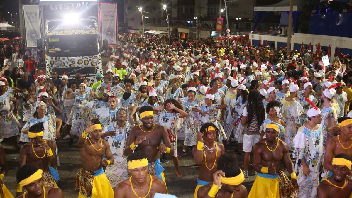 Em mais um desfile na folia da capital baiana com apoio do Governo do Estado, por meio do Carnaval Ouro Negro, o Cortejo Afro encantou