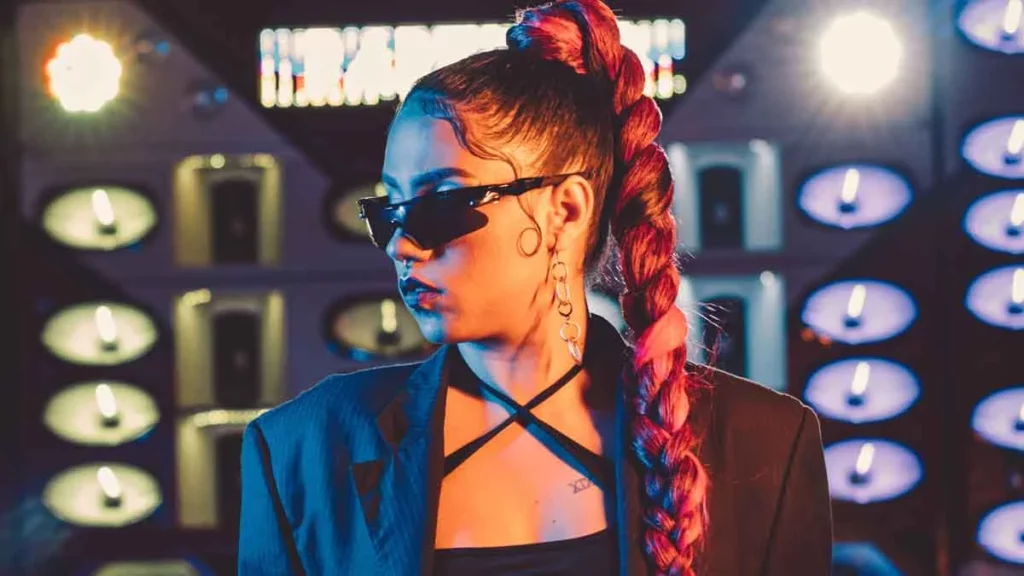 O novo pop baiano tem conquistado cada vez mais os soteropolitanos e furado a bolha musical tomado conta de alguns festivais ao redor do Brasil. É dentro dessa perspectiva que a artista conquistense, Tofallini, lançou o seu primeiro EP "O Melhor dos Dois Mundos", na última sexta-feira (10), nas principais plataformas de streaming.