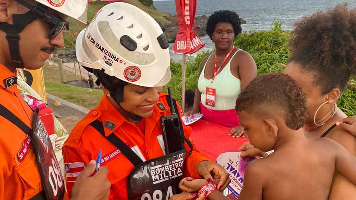 A tropa do Corpo de Bombeiros Militar da Bahia (CBMBA) está distribuindo 20 mil pulseiras de identificação durante o Carnaval de Salvador.