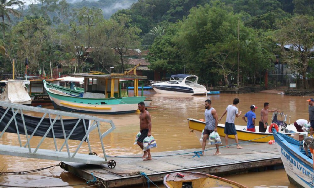 Moradores de Boiçucanga, bairro fortemente afetado pelo temporal do fim de semana em São Sebastião, no litoral norte paulista,