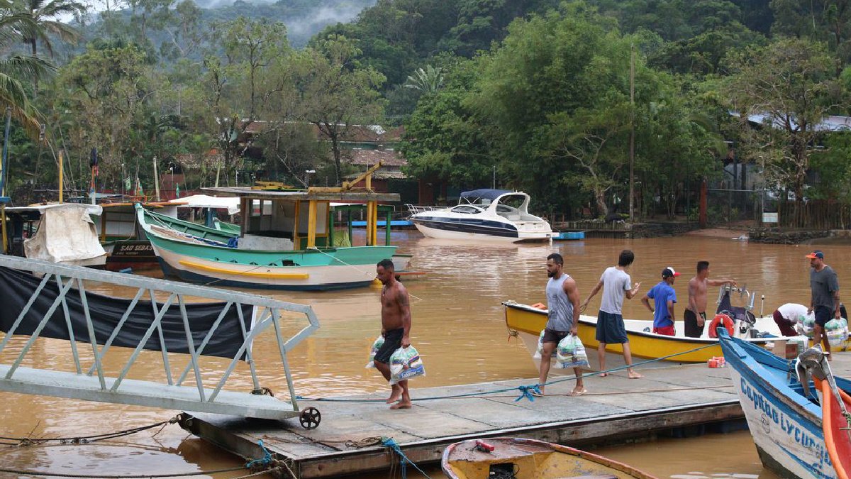 Moradores de Boiçucanga, bairro fortemente afetado pelo temporal do fim de semana em São Sebastião, no litoral norte paulista,