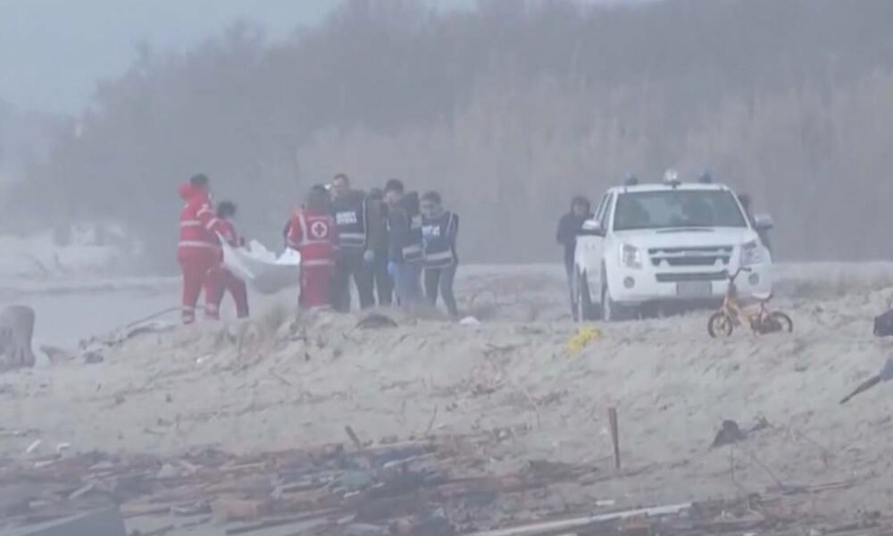 que supostamente transportava refugiados se chocou contra rochas na costa da região da Calábria, na Itália, elevando o