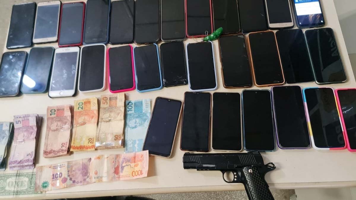 Guarnições da Operação Gêmeos desarticularam quadrilha especializada em roubos a coletivos. Na operação, apreenderam um simulacro