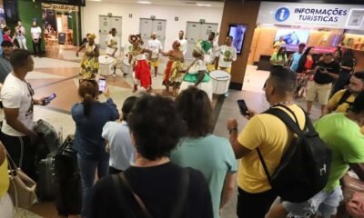 com o axé de baianas típicas, os passageiros que desembarcam no aeroporto de Salvador recebem as boas-vindas do receptivo