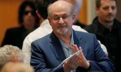 Falando pela primeira vez desde que foi esfaqueado em um evento literário em Nova York no ano passado, o autor Salman Rushdie 