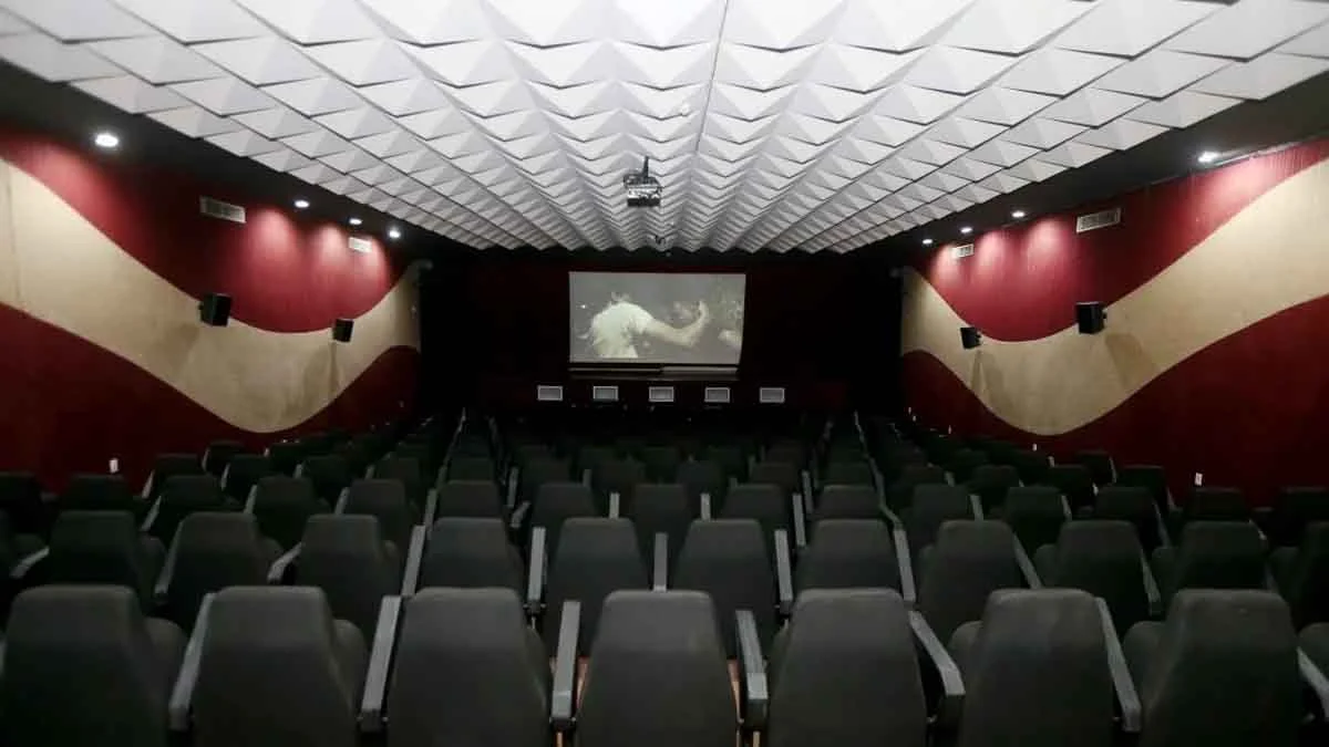 Até o dia 16 de março, a Sala de Cinema Walter da Silveira terá sessões gratuitas voltada para o mês da mulher. Estão em exibição os filmes Café com Canela, Sementes: Mulheres Pretas no Poder e Diários de Classe.