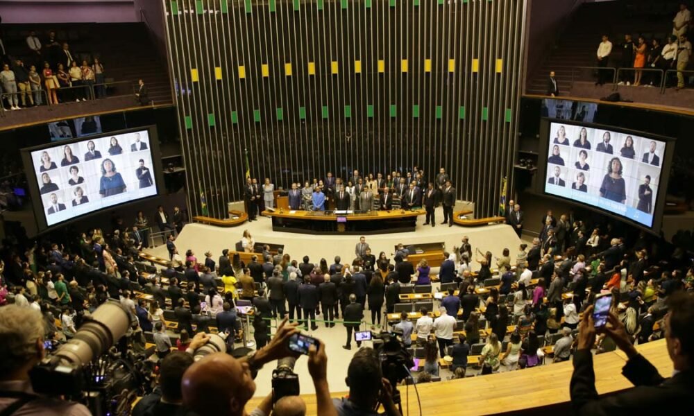 Os 513 deputados federais eleitos em outubro do ano passado tomarão posse nesta quarta-feira (1º) em sessão marcada para as 10 horas,
