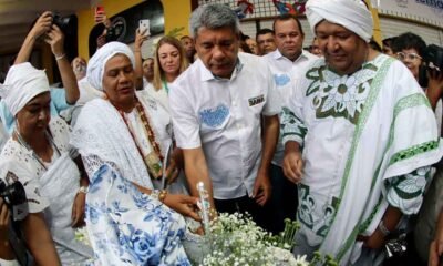 O governador Jerônimo Rodrigues participou, nas primeiras horas desta quinta-feira (2), da centésima edição da tradicional festa de Iemanjá, no bairro do Rio Vermelho, em Salvador. Ao lado da ministra da Cultura, Margareth Menezes, do vice-governador Geraldo Júnior e de secretários de estado, ele caminhou em cortejo pelas ruas do bairro até a Colônia de Pescadores, onde visitou a Casa de Iemanjá e depositou um balaio de oferendas com presentes biodegradáveis para a divindade do candomblé e da umbanda, conhecida também como Rainha do Mar.  