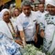 O governador Jerônimo Rodrigues participou, nas primeiras horas desta quinta-feira (2), da centésima edição da tradicional festa de Iemanjá, no bairro do Rio Vermelho, em Salvador. Ao lado da ministra da Cultura, Margareth Menezes, do vice-governador Geraldo Júnior e de secretários de estado, ele caminhou em cortejo pelas ruas do bairro até a Colônia de Pescadores, onde visitou a Casa de Iemanjá e depositou um balaio de oferendas com presentes biodegradáveis para a divindade do candomblé e da umbanda, conhecida também como Rainha do Mar.  