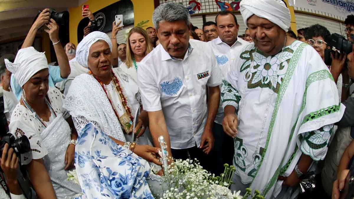 O governador Jerônimo Rodrigues participou, nas primeiras horas desta quinta-feira (2), da centésima edição da tradicional festa de Iemanjá, no bairro do Rio Vermelho, em Salvador. Ao lado da ministra da Cultura, Margareth Menezes, do vice-governador Geraldo Júnior e de secretários de estado, ele caminhou em cortejo pelas ruas do bairro até a Colônia de Pescadores, onde visitou a Casa de Iemanjá e depositou um balaio de oferendas com presentes biodegradáveis para a divindade do candomblé e da umbanda, conhecida também como Rainha do Mar.  