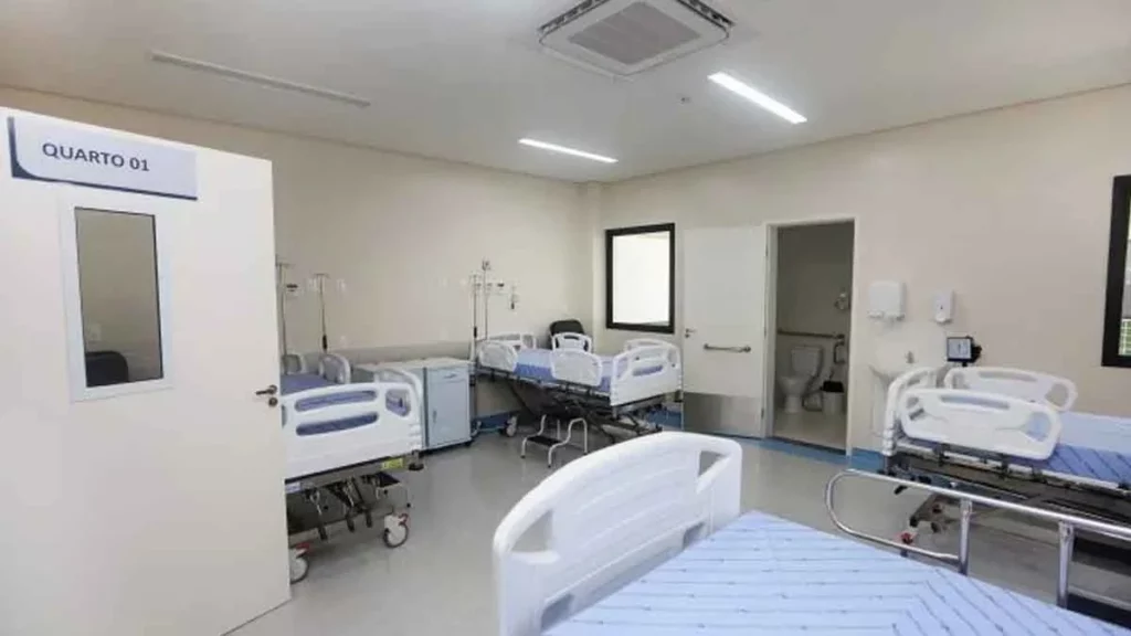 O Hospital Regional Dr. Mário Dourado Sobrinho (HRDMDS), em Irecê, ganhou novos 90 leitos para enfermaria, ampliando o atendimento que é refer