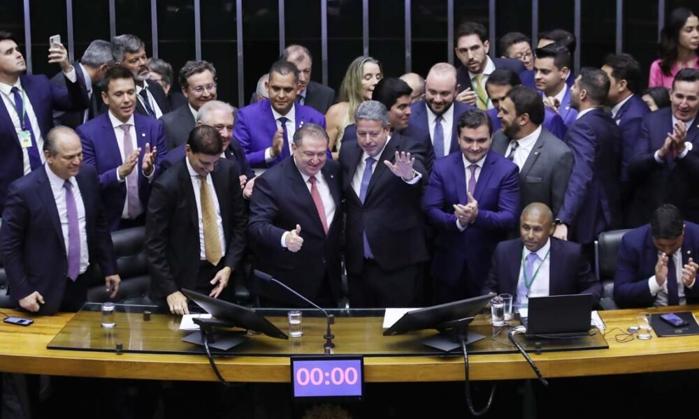 o atual presidente da Câmara dos Deputados, Arthur Lira (PP-AL), foi reconduzido para mais um mandato no biênio 2023-2024.