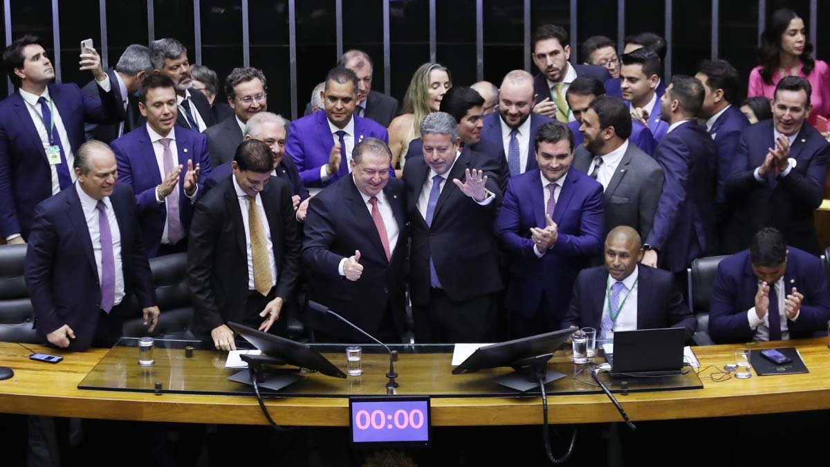 o atual presidente da Câmara dos Deputados, Arthur Lira (PP-AL), foi reconduzido para mais um mandato no biênio 2023-2024.
