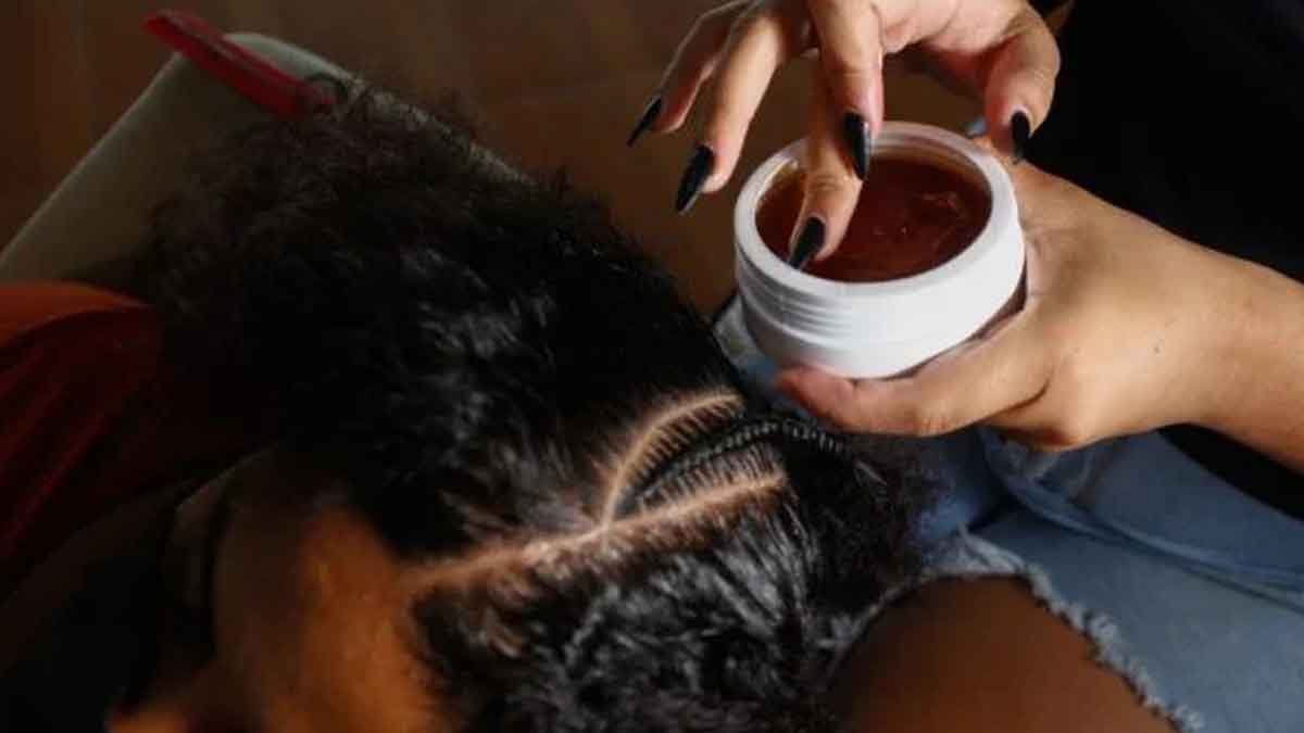 A Agência Nacional de Vigilância Sanitária (Anvisa) liberou nesta segunda-feira (20), 930 pomadas modeladoras e para trançar ou fixar cabelos. Mais de 1.500 permanecem irregulares.