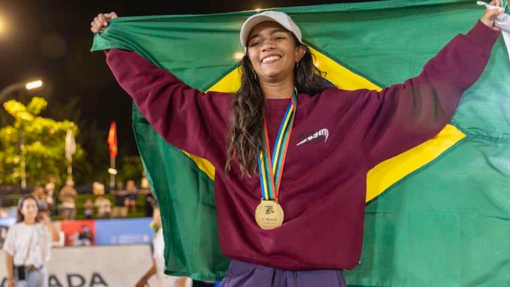 A brasileira Rayssa Leal conquistou, neste domingo (5), o título do Campeonato Mundial de Skate Street que foi disputado em Sharjah (Emirados