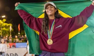 A brasileira Rayssa Leal conquistou, neste domingo (5), o título do Campeonato Mundial de Skate Street que foi disputado em Sharjah (Emirados