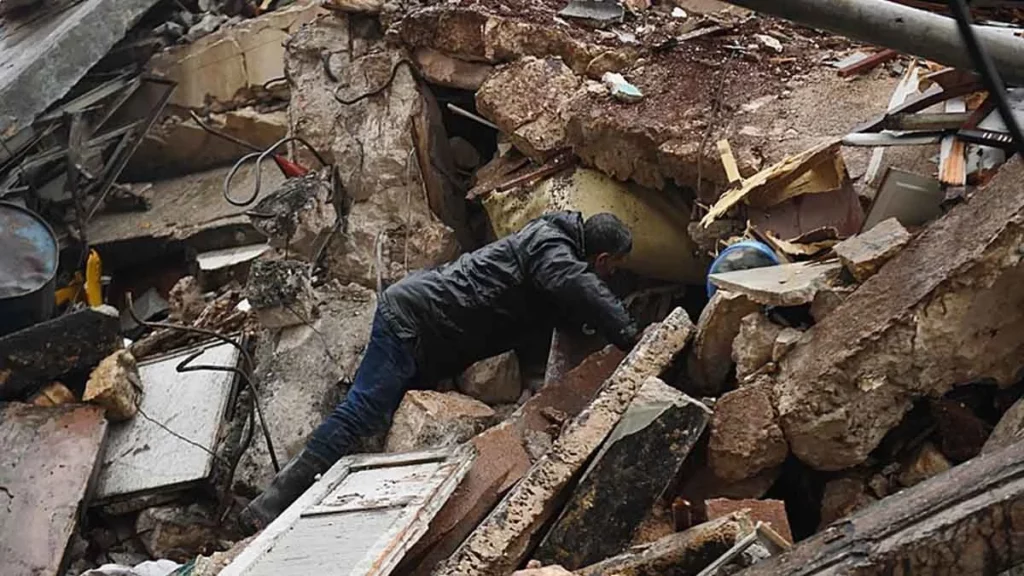 as morreram após a destruição causada pelo terremoto de magnitude 7,8 que atingiu a Turquia e a Síria na segunda-feira (6).