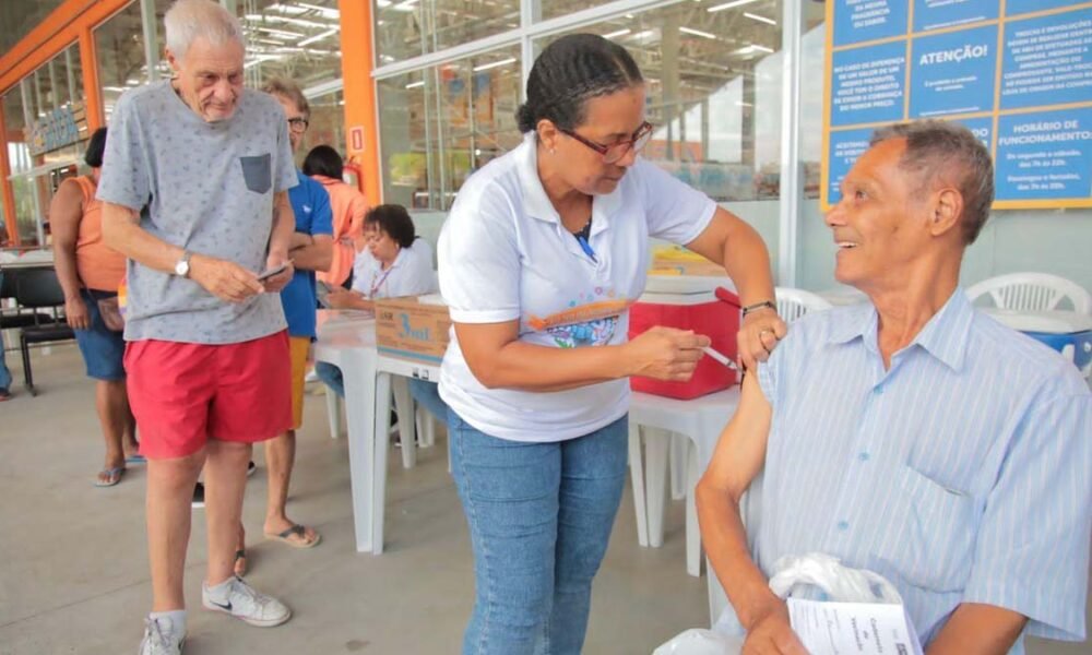 Menos de 300 mil baianos atenderam ao chamado e compareceram aos postos de vacinação para tomar a vacina bivalente contra a Covid-19.
