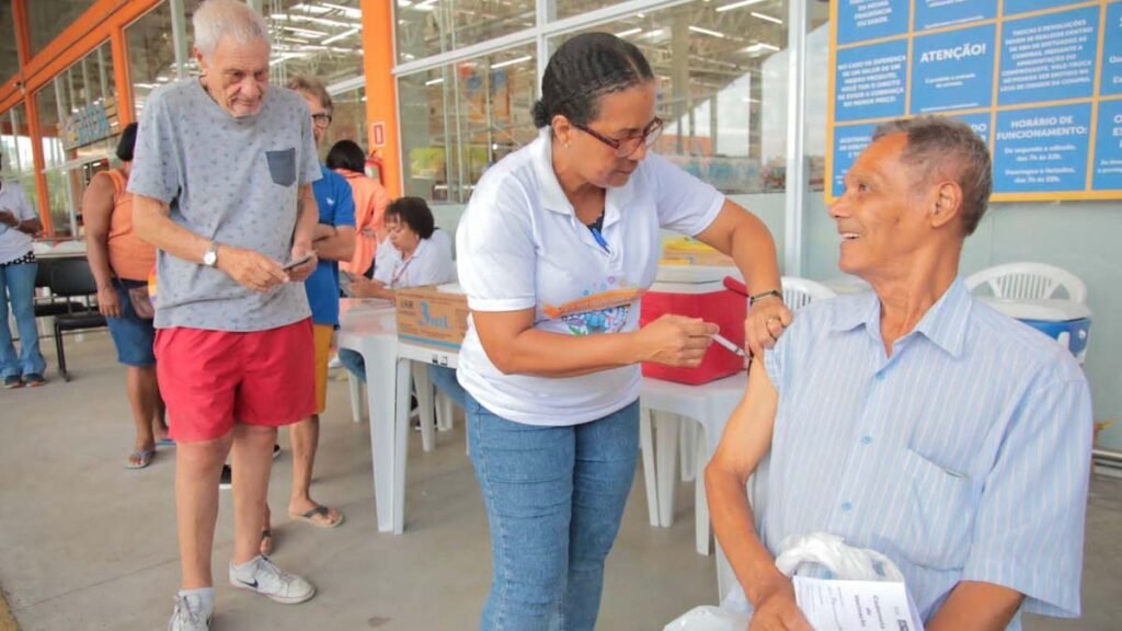 Menos de 300 mil baianos atenderam ao chamado e compareceram aos postos de vacinação para tomar a vacina bivalente contra a Covid-19.