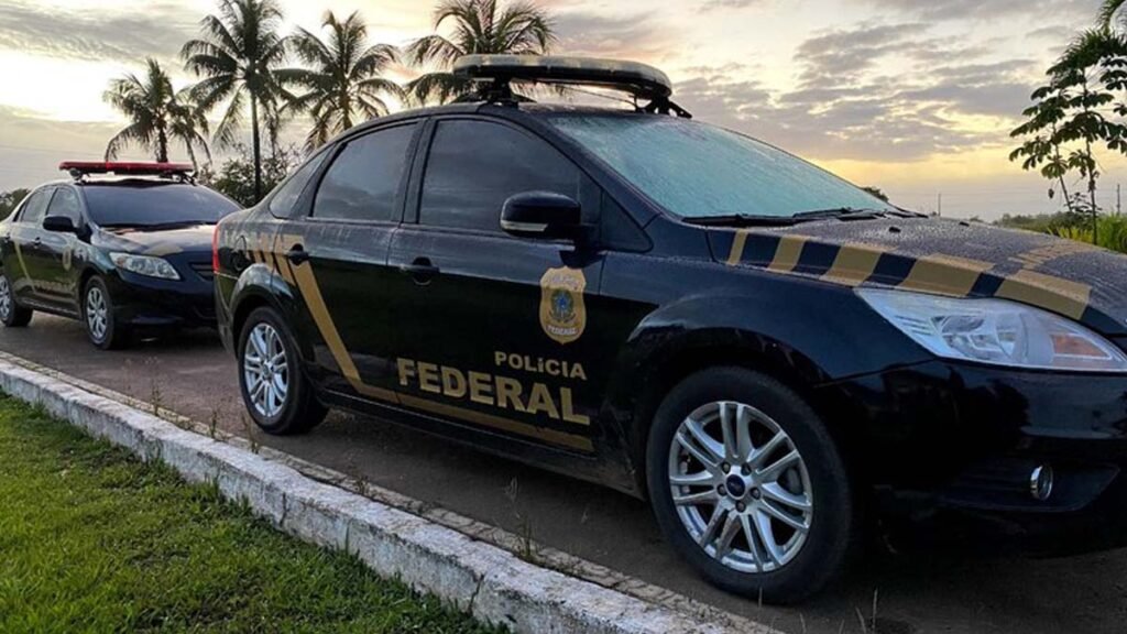 A Polícia Federal deflagrou nesta terça-feira (21) a Operação Firearms, com o objetivo de cumprir mandados de prisão decorrentes de