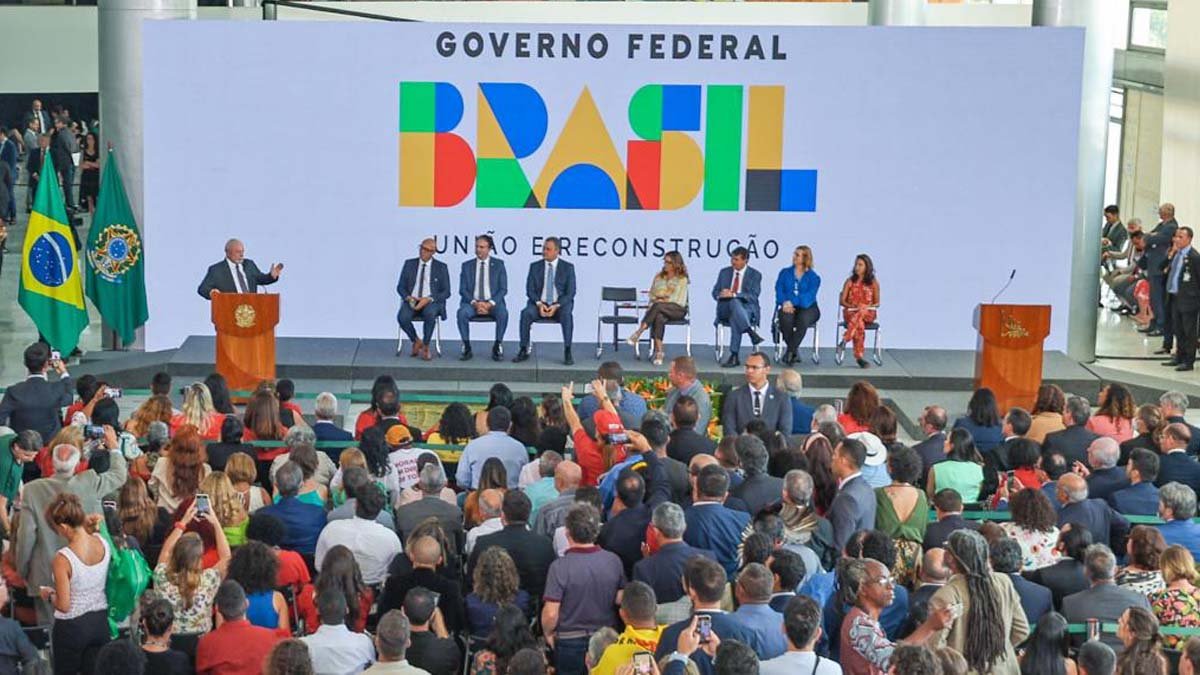 institui novamente o programa Bolsa Família, que vai garantir, a partir de 20 de março, renda mínima de R$ 600 para famílias
