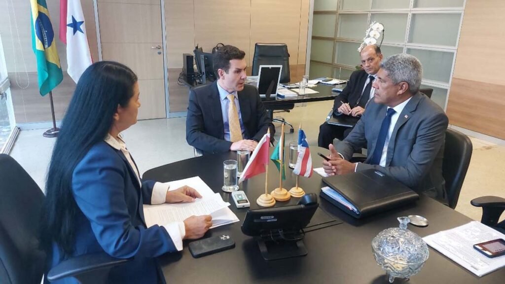 nesta quinta-feira (3), em Brasília. No primeiro compromisso, na Casa Civil, o governador Jerônimo e o Ministro Rui Costa receberam