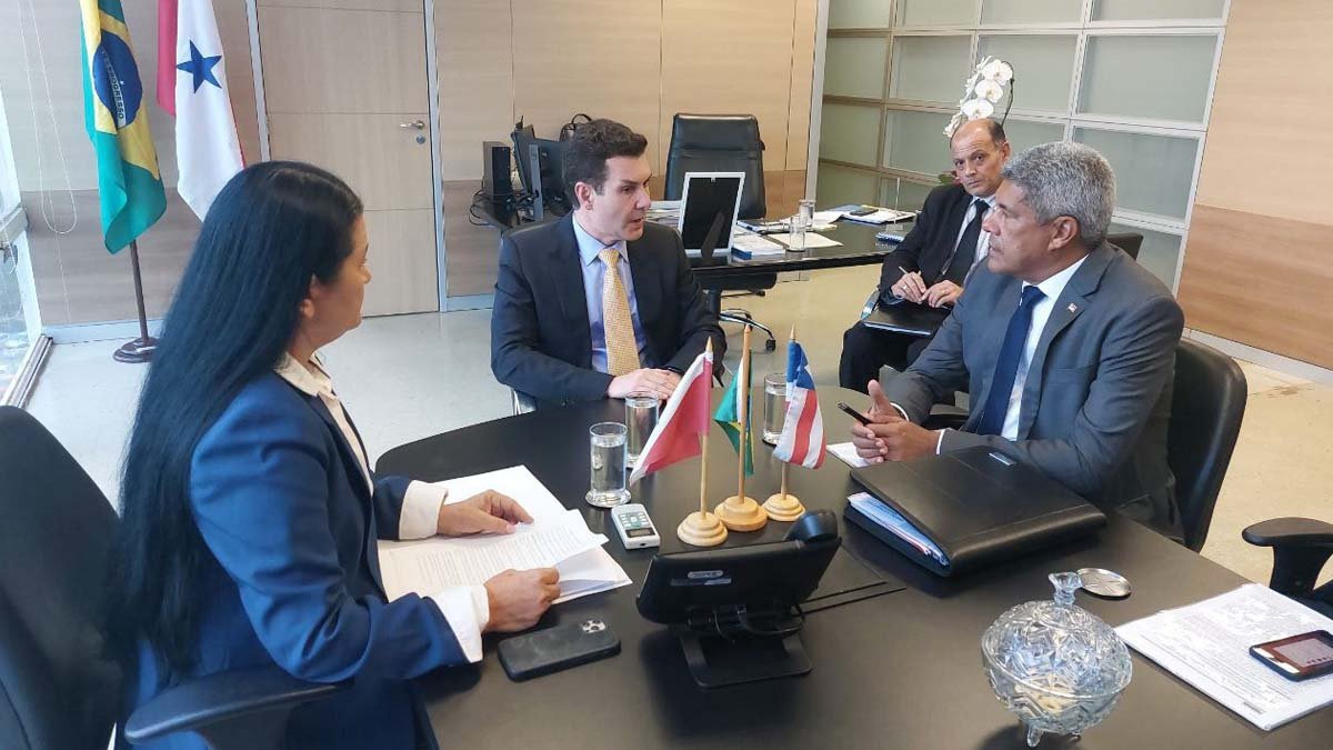 nesta quinta-feira (3), em Brasília. No primeiro compromisso, na Casa Civil, o governador Jerônimo e o Ministro Rui Costa receberam