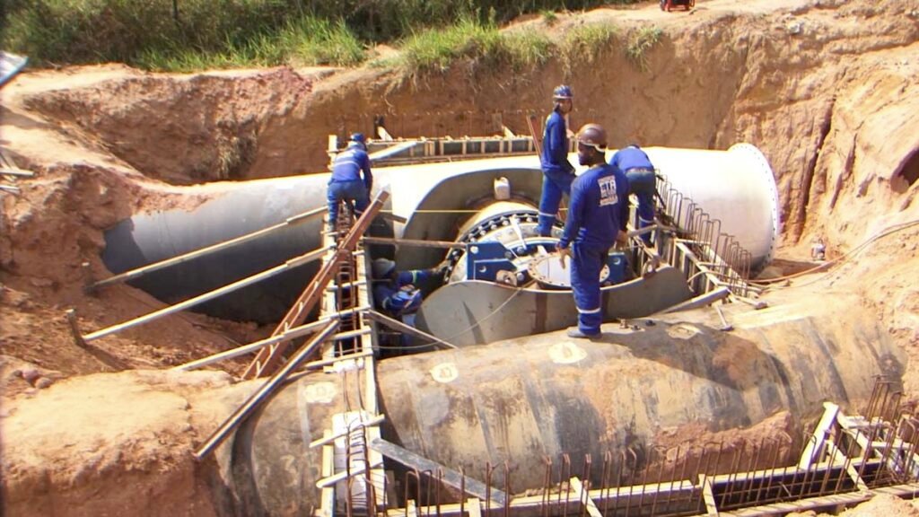 A obra que vai interligar um trecho de quatro quilômetros de duplicação de adutora no sistema integrado de abastecimento