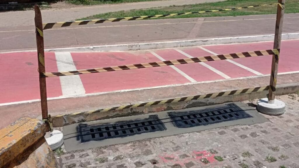Diversas vias públicas de Salvador já contam com grelhas de bocas de lobo e tampões de poços de visita produzidos à base