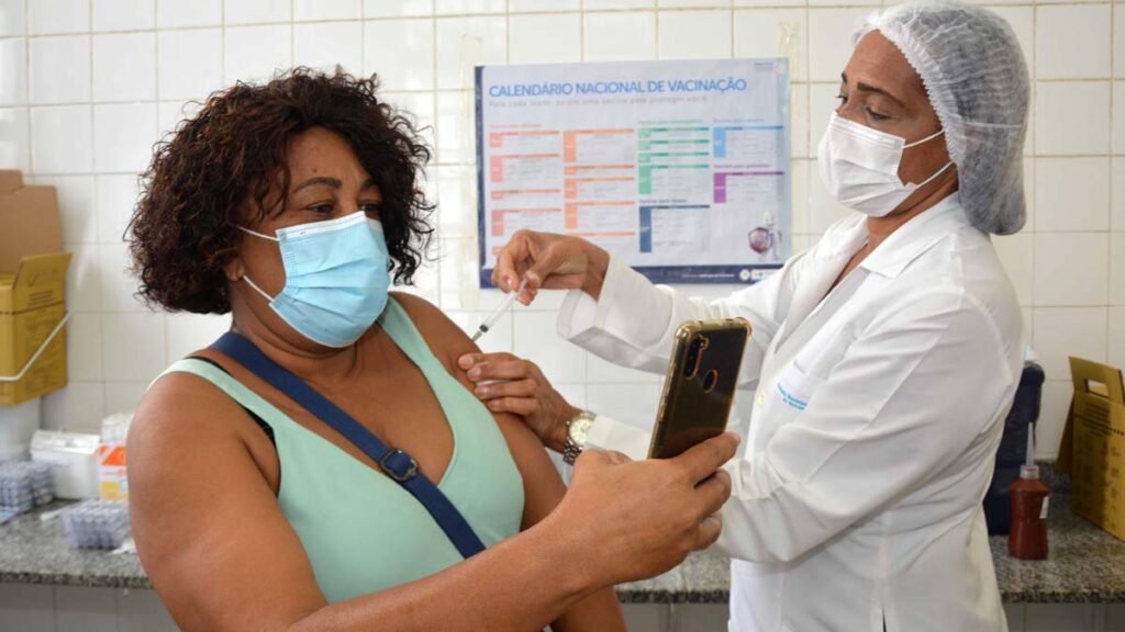 A Prefeitura de Salvador através da Secretaria Municipal da Saúde (SMS) retoma a vacinação contra a Covid-19 e gripe nesta segunda (29)