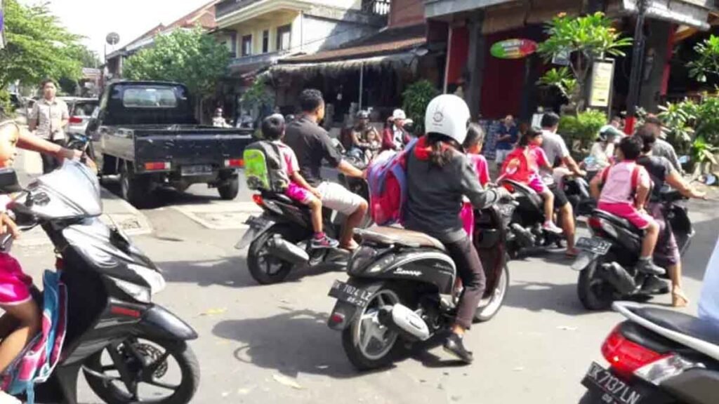 A ilha indonésia de Bali planeja proibir turistas de alugar motocicletas após uma série de incidentes em que estrangeiros violaram as regras