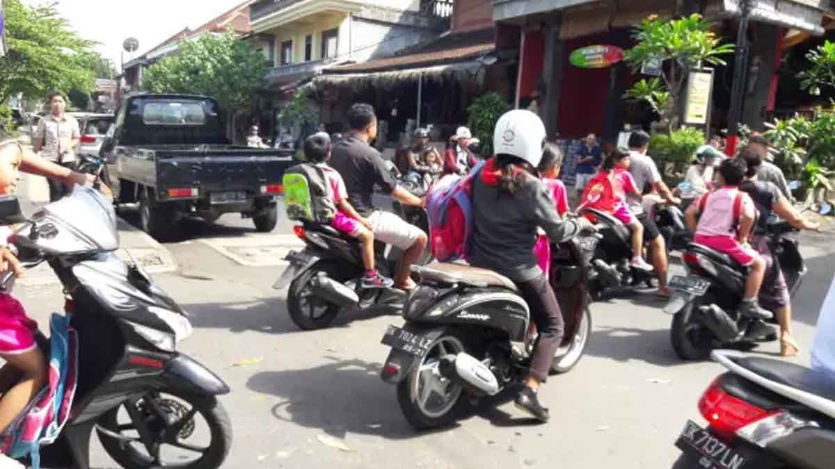 A ilha indonésia de Bali planeja proibir turistas de alugar motocicletas após uma série de incidentes em que estrangeiros violaram as regras