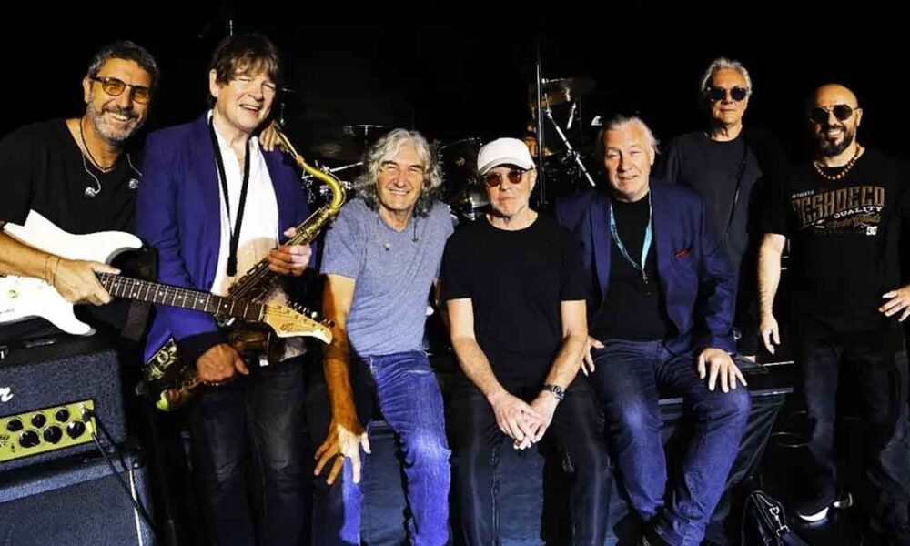 A banda britânica Dire Straits Legacy se apresentará no dia 20 de maio, às 22h, no Armazém Convention, em Lauro de Freitas. Os ingressos vari