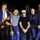 A banda britânica Dire Straits Legacy se apresentará no dia 20 de maio, às 22h, no Armazém Convention, em Lauro de Freitas. Os ingressos vari