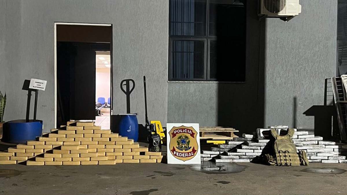 de drogas, Policiais Federais, com o apoio de Policiais Militares do 4º Batalhão de Maringá/PR, apreenderam 262,3 kg de cocaína.
