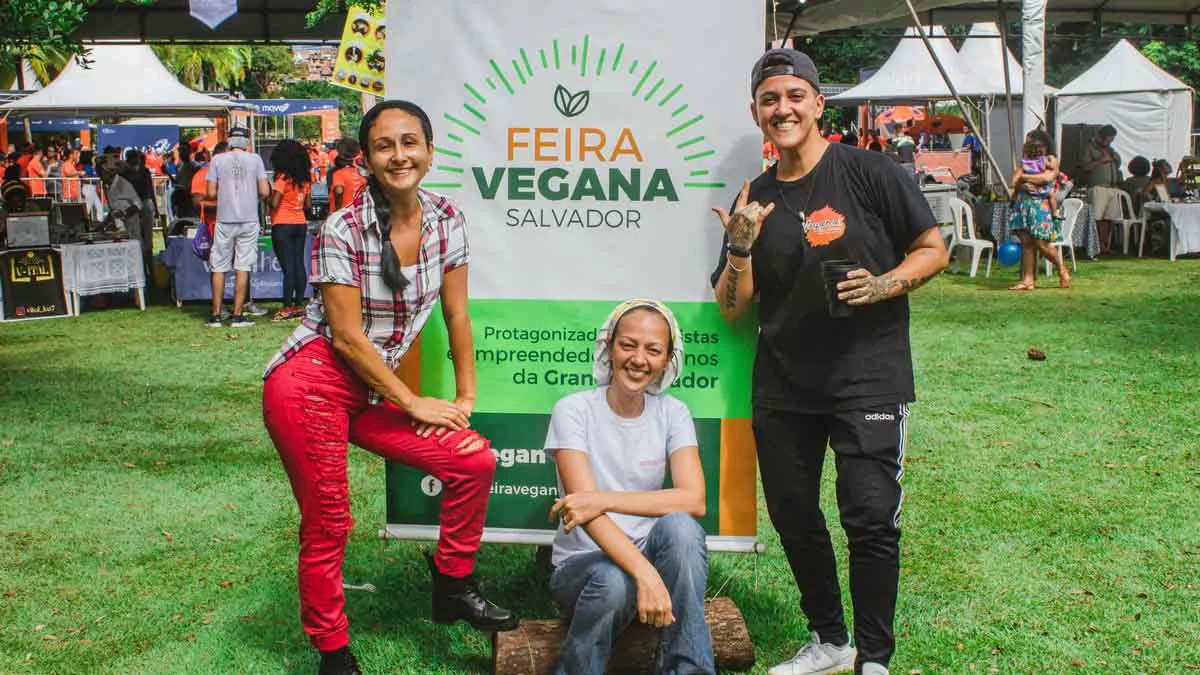 Em 2017, uma ideia compartilhada em um grupo do Facebook de empreendedores veganos deu início para o que hoje é a Feira Vegana Salvador. À f