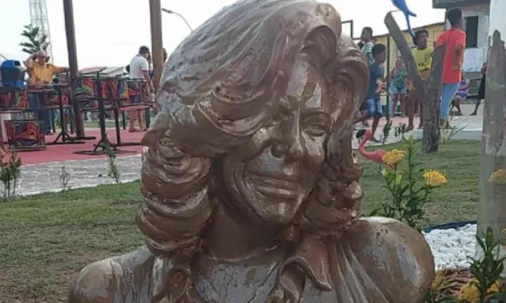 A jornalista Glória Maria ganhou uma escultura em sua homenagem na praça 8 de março, inuagurada nesta quarta-feira (8), no bairro de Vida Nova