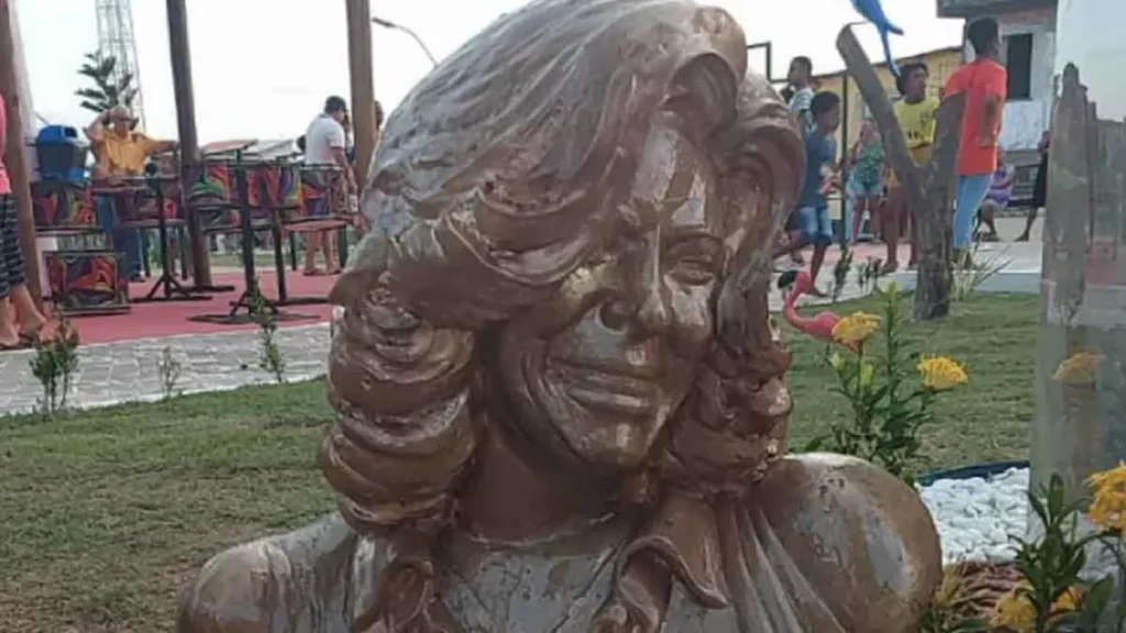 A jornalista Glória Maria ganhou uma escultura em sua homenagem na praça 8 de março, inuagurada nesta quarta-feira (8), no bairro de Vida Nova