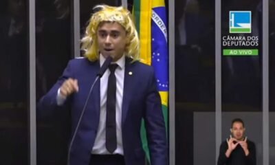 Nikolas Ferreira foi à tribuna para discursar sobre o Dia da Mulher, celebrado hoje. Ele colocou uma peruca loira e ironizou a existência