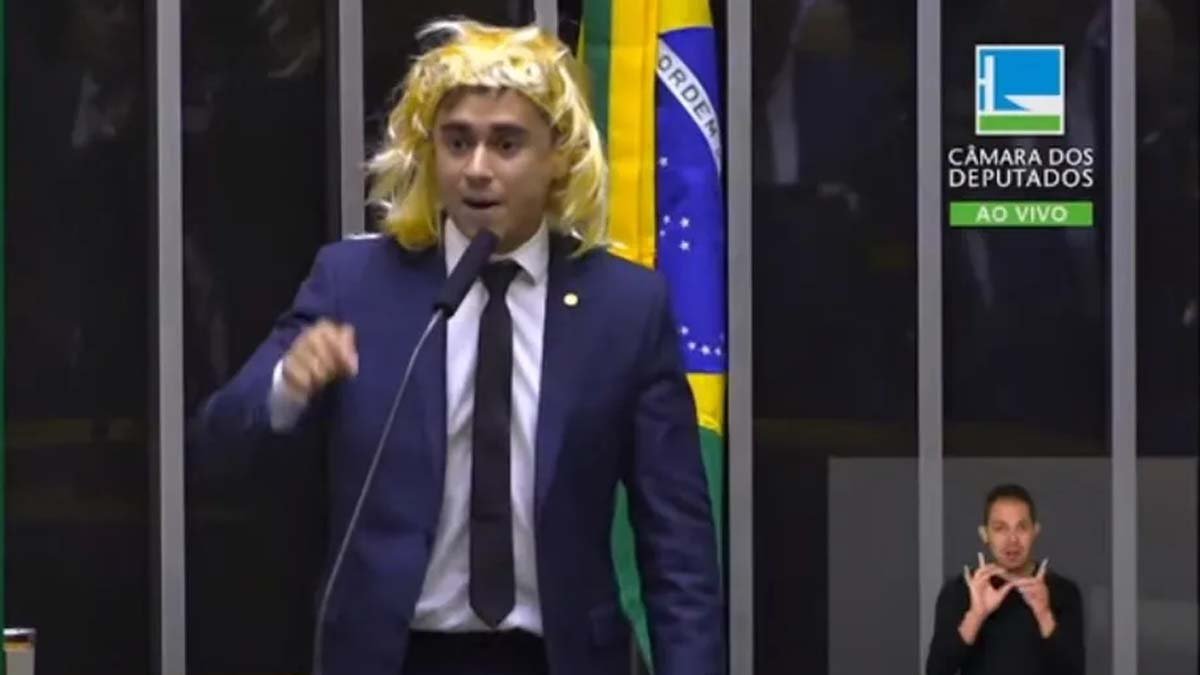 Nikolas Ferreira foi à tribuna para discursar sobre o Dia da Mulher, celebrado hoje. Ele colocou uma peruca loira e ironizou a existência