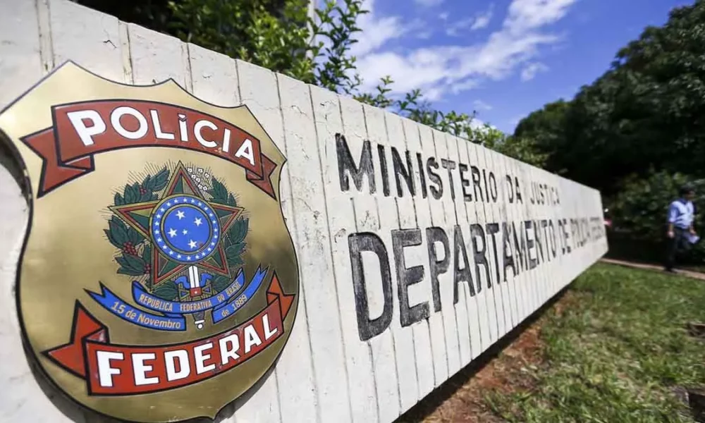 A Polícia Federal (PF) deflagra na manhã desta quarta-feira (22) a Operação Sequaz. O objetivo é desarticular uma organização criminosa que p