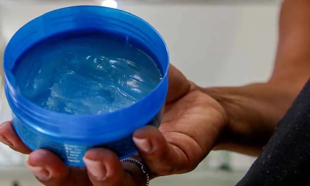 A Agência Nacional de Vigilância Sanitária (Anvisa) suspendeu novos pedidos de regularização de pomadas para trançar, modelar ou fixar cabelos. A medida se deu por meio do despacho 31, de 22 de março de 2023 e valerá até a finalização da investigação em curso sobre os casos de cegueira temporária de pomadas para cabelos.