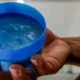A Agência Nacional de Vigilância Sanitária (Anvisa) suspendeu novos pedidos de regularização de pomadas para trançar, modelar ou fixar cabelos. A medida se deu por meio do despacho 31, de 22 de março de 2023 e valerá até a finalização da investigação em curso sobre os casos de cegueira temporária de pomadas para cabelos.