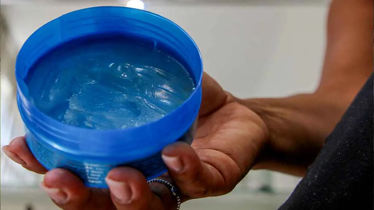 A Agência Nacional de Vigilância Sanitária (Anvisa) suspendeu novos pedidos de regularização de pomadas para trançar, modelar ou fixar cabelos. A medida se deu por meio do despacho 31, de 22 de março de 2023 e valerá até a finalização da investigação em curso sobre os casos de cegueira temporária de pomadas para cabelos.