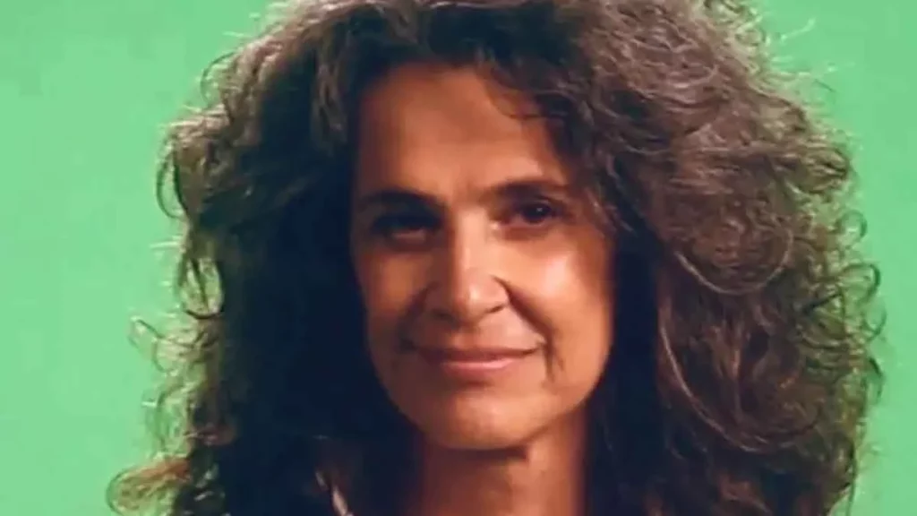 A cantora Simone realizará em abril a turnê Tô Voltando, que celebra os 50 anos de sua trajetória. O anúncio foi feito pela própria artista e
