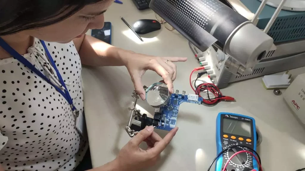 universidades colocaram em ação um projeto que transforma os aparelhos de TV Box captados pela receita em minicomputadores