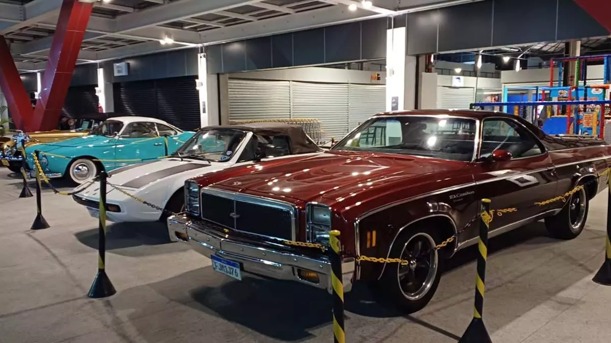 Este é o último final de semana da bela exposição de carros antigos no Mercadão da Bahia, em Lauro de Freitas. Mais de 30 veículos