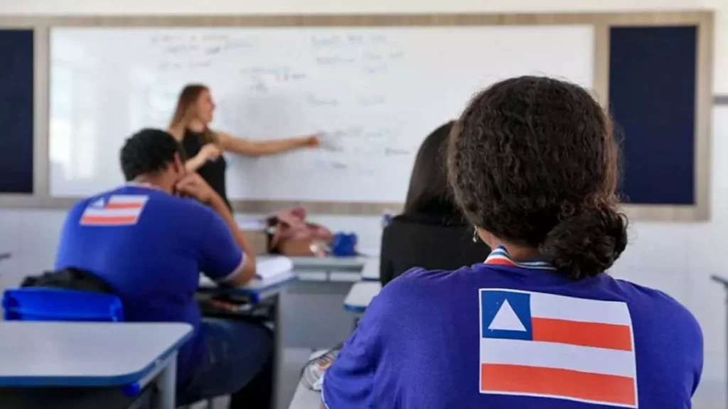 O governo do Estado publicou, nesta quinta-feira (18), no Diário Oficial, o decreto sobre a concessão da Gratificação de Estímulo ao Aperfei